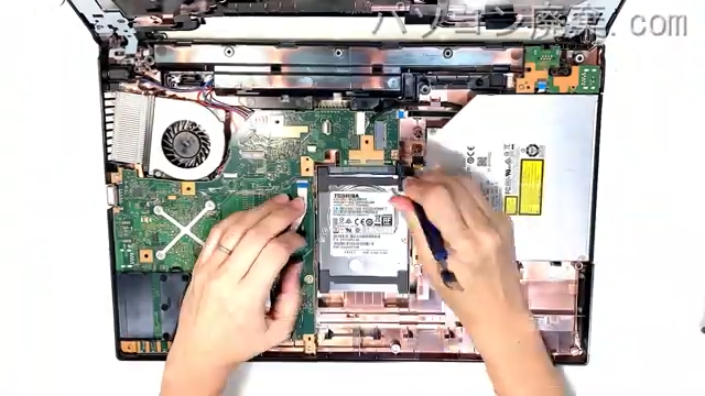 LIFEBOOK A749/C FMVA65013のHDD(SSD)の場所です