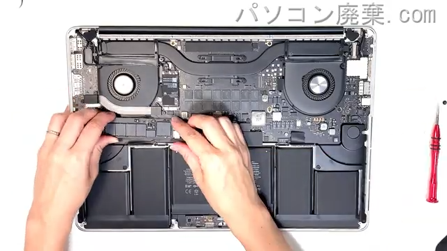 MacBook Pro  A1398 EMC 2909のHDD（SSD）の場所です
