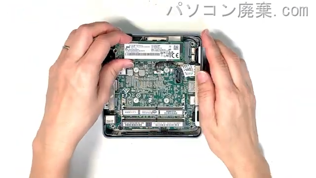 Mini PC Intel NUC Kit BOXNUC8i3BEK2のHDD(SSD)の場所です