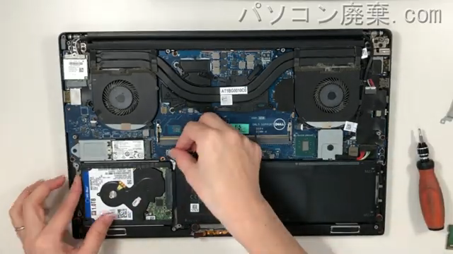 XPS 9550(P56F)のHDD(SSD)の場所です