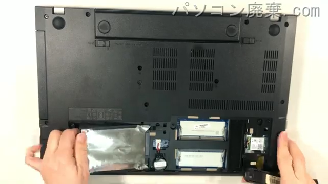 ThinkPad E570(TP00084A)のHDD(SSD)の場所です