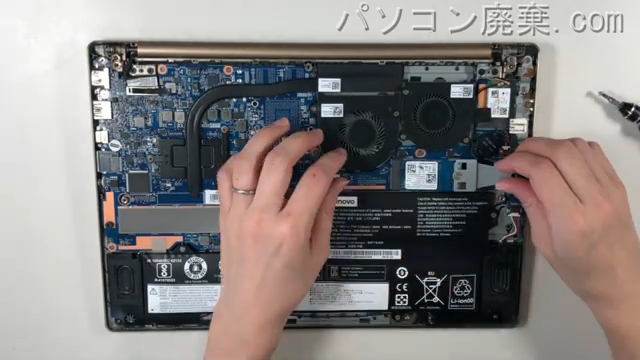 ideapad 320S-13IKB(81AK)のHDD(SSD)の場所です