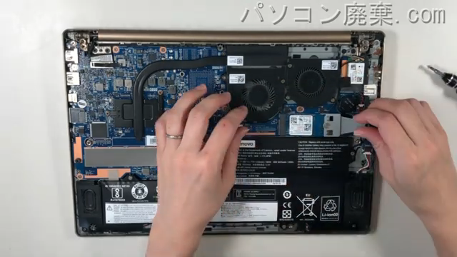 ideapad 320S-13IKB（81AK）のHDD（SSD）の場所です