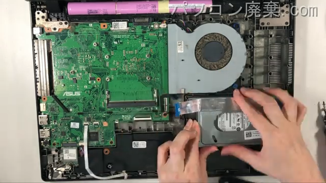 X560UのHDD(SSD)の場所です