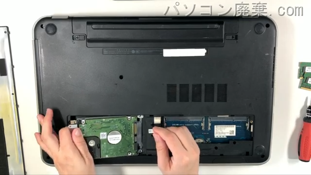 Inspiron 17R 5737(P17E)のHDD(SSD)の場所です