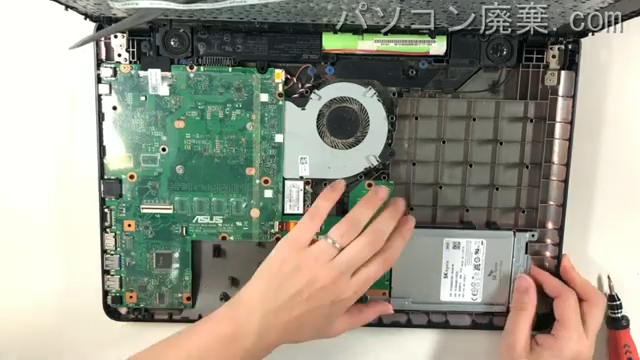 X541UA-G01719TSのHDD(SSD)の場所です