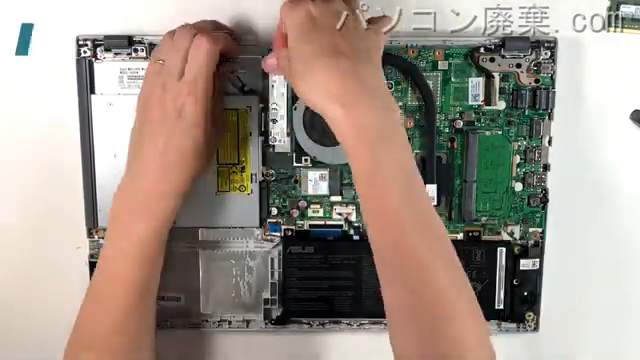 X545F(X545FA-BQ139T)のHDD(SSD)の場所です