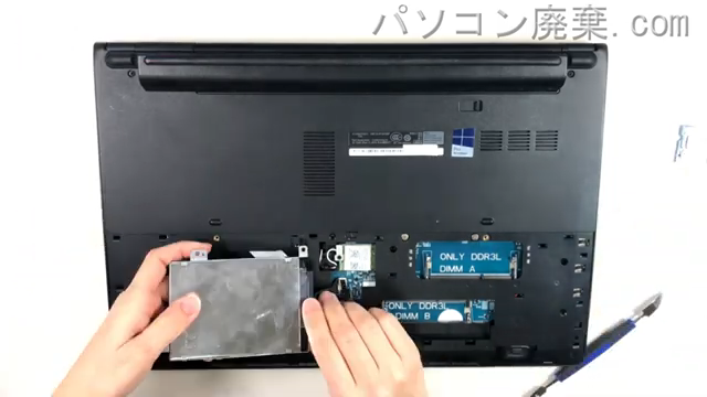 Latitude 3560のHDD(SSD)の場所です