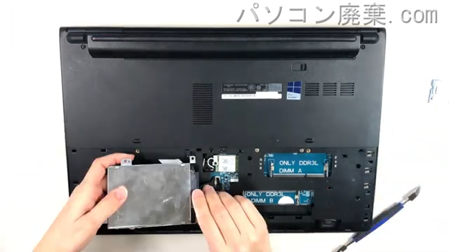 Latitude 3560のHDD（SSD）の場所です