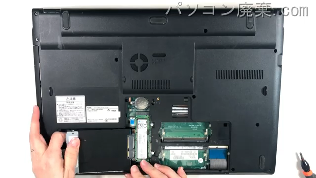 LAVIE PC-NS750FARのHDD(SSD)の場所です
