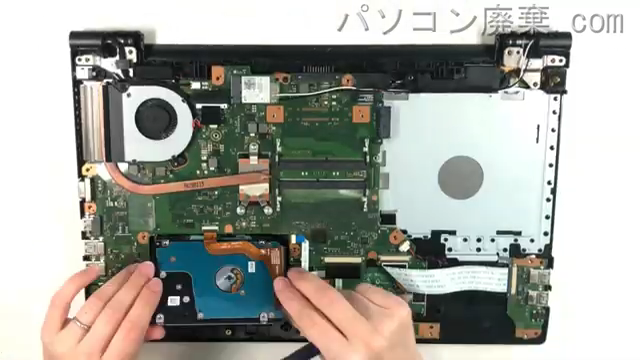 dynabook EZ35/LB(W6EZ35BLBG)のHDD(SSD)の場所です