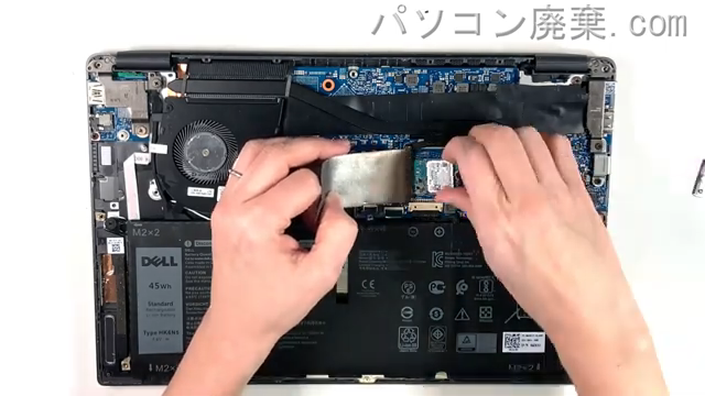 Latitude 3301のHDD(SSD)の場所です