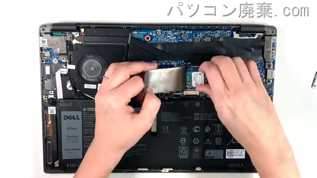 Latitude 3301のHDD（SSD）の場所です