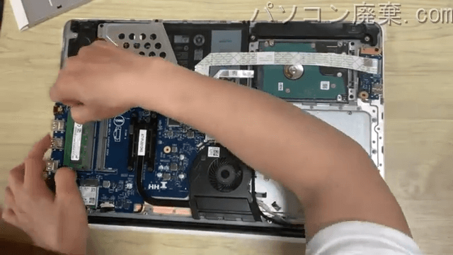 Inspiron 15-5567 (P66F001)のメモリの場所