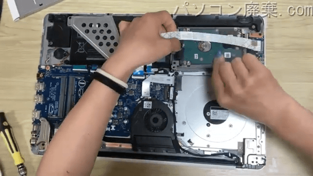 Inspiron 15-5567 (P66F001)のHDD(SSD)の場所です