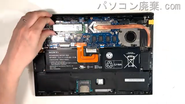 VAIO SVP112A1CNのHDD(SSD)の場所です