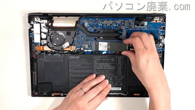ExpertBook B9450FのHDD(SSD)の場所です