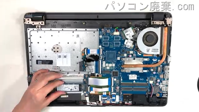 250 G6のHDD(SSD)の場所です