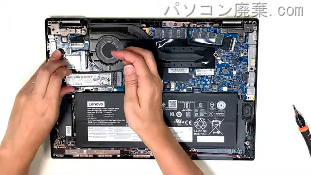 Thinkpad L13 Gen2(TYPE 20VH)のHDD(SSD)の場所です