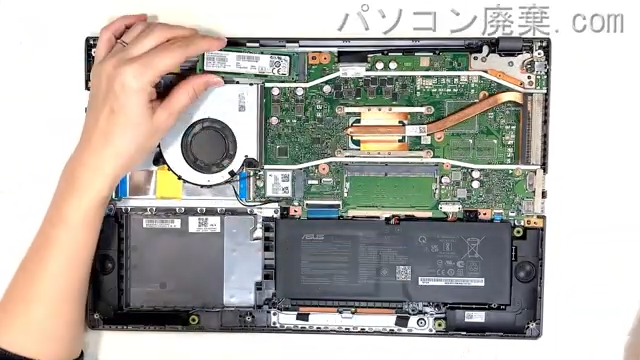 F515E (F515EA-BQ1480WS)のHDD(SSD)の場所です