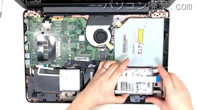 X554LAのHDD(SSD)の場所です