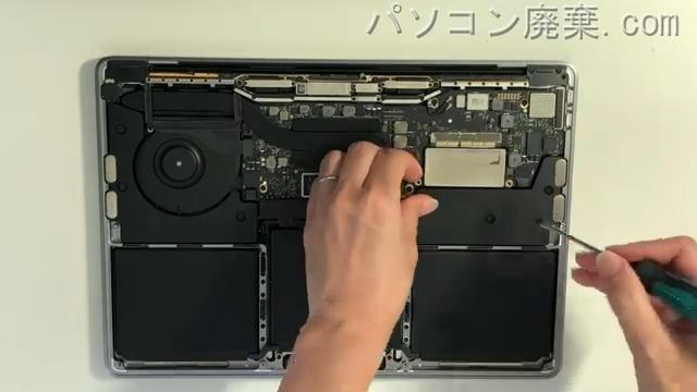 MacBookPro（A1708）のHDD（SSD）の場所です