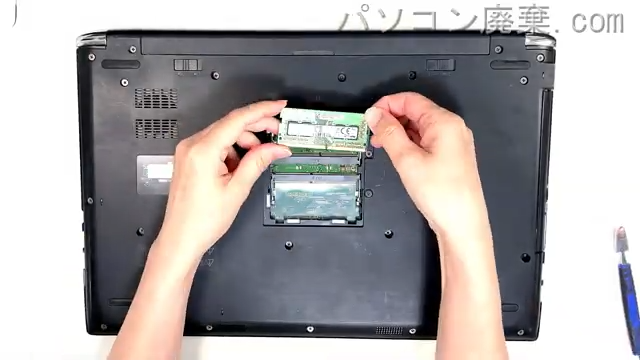 dynabook AZ45/GB PAZ45GB-SENを背面から見た時のメモリ・ハードディスクの場所