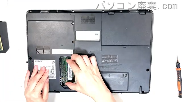 FMV-BIBLO NF/E70 FMVNFE70Lのメモリの場所