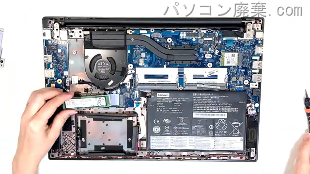 ThinkPad E595(Type 20NF)のHDD(SSD)の場所です
