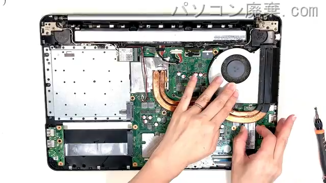 N552VX-FI135TのHDD(SSD)の場所です