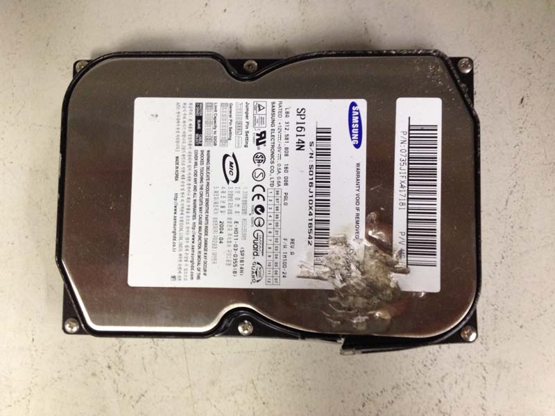 ハンマーで叩いたHDD