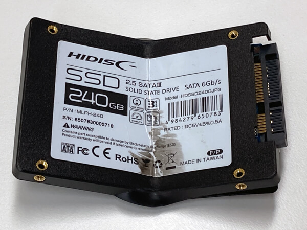 ハンマーでたたいた後のSSD