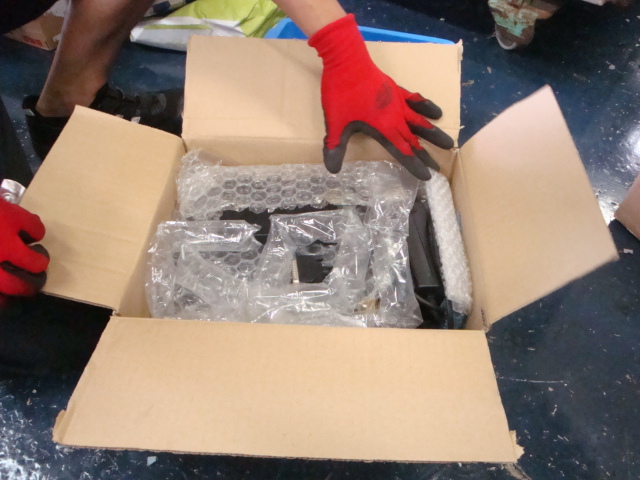 NG例：隙間に緩衝材（新聞紙・プチプチなど）を詰めている